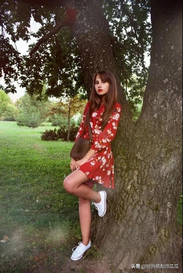 黑色的高帮帆布鞋配长裙子好看吗,黄色帆布鞋搭配什么裙子最好看