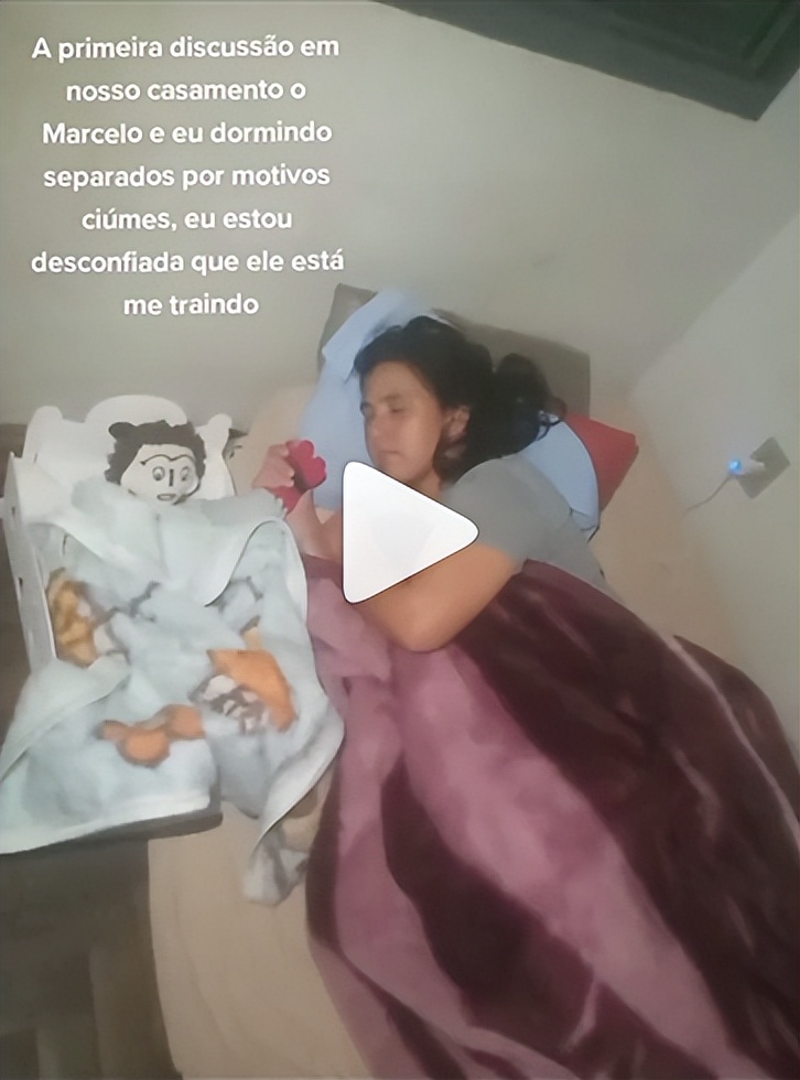 37岁巴西女孩和布娃娃结婚五年,巴西女子和布娃娃结婚