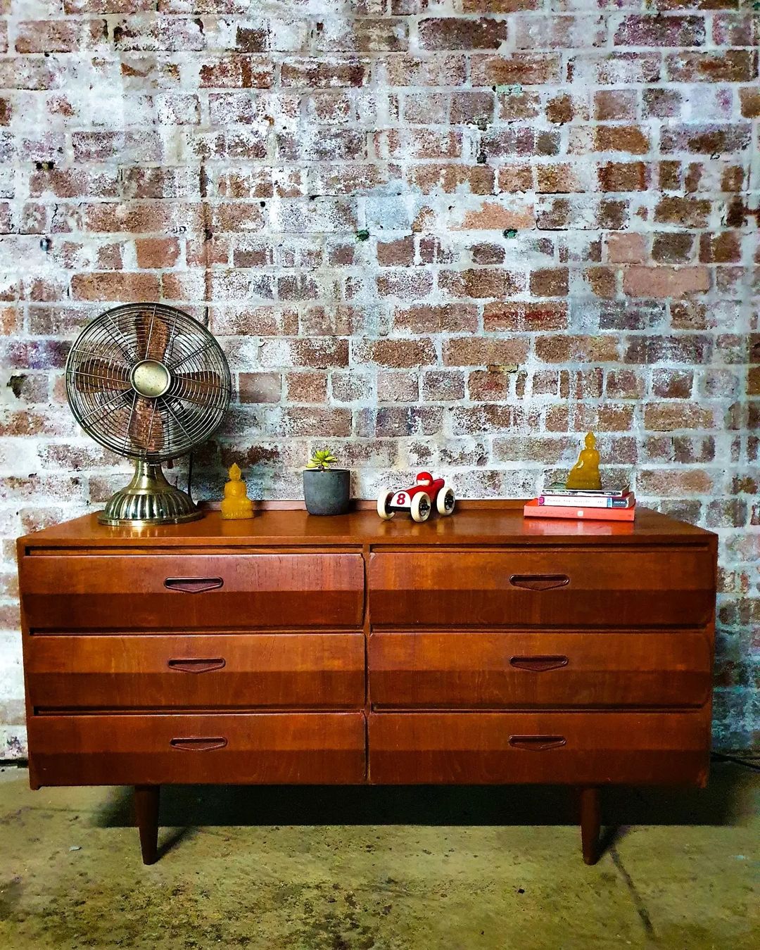 小哥为省钱在悉尼捡垃圾，年赚2万澳币，名包手机电脑随地捡？