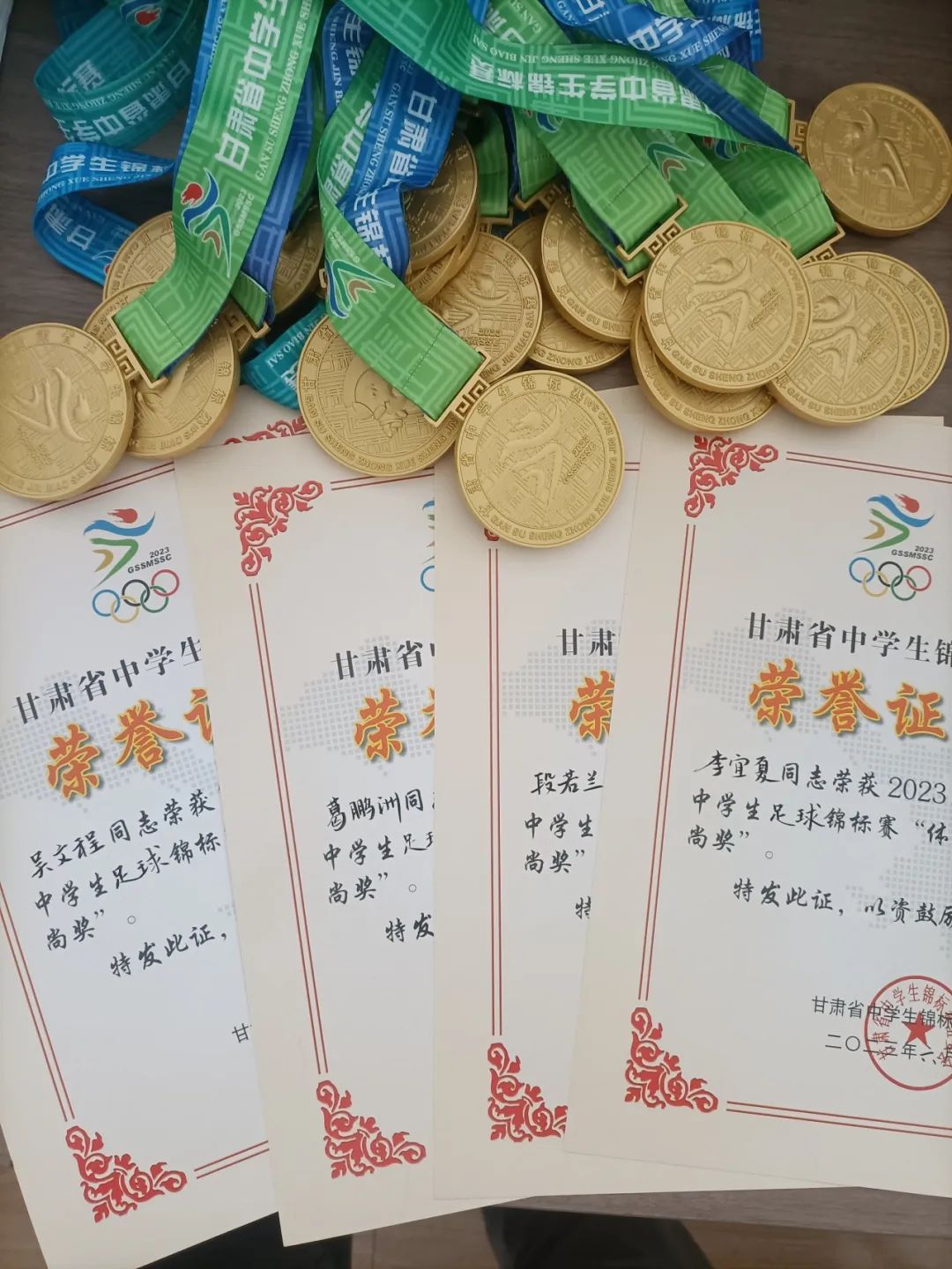 靖远四中女子足球队最火的视频,靖远四中女孩喜报