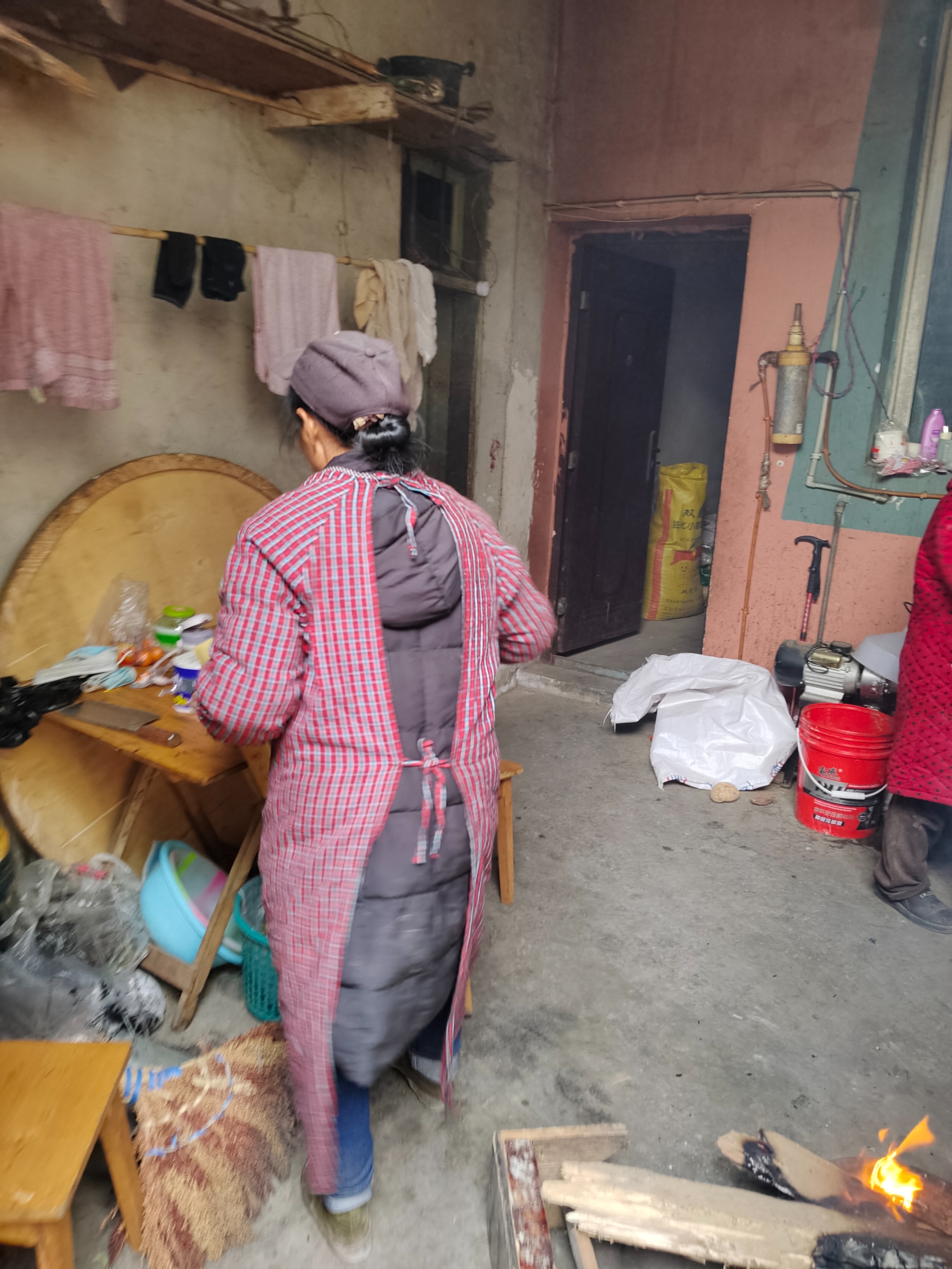 泸定地震三个月后：失联牧羊人和76只羊仍未找到，有村民失去年入几万的收入被迫租房，因物价贵一天吃2顿饭