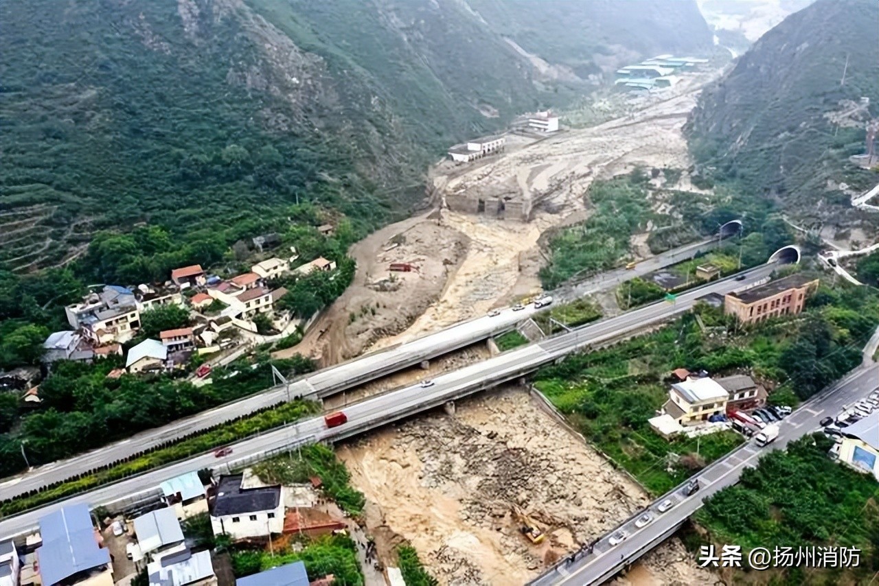 发生泥石流人员该怎样躲避,深夜发生交通事故如何处理