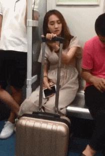 下雪天摔跤容易摔倒哪,下雪地上好滑大家注意安全