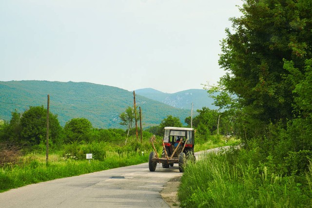 拖拉机前美女在地下趴着路沟里挎子翻了团长正往外爬。发生什么了