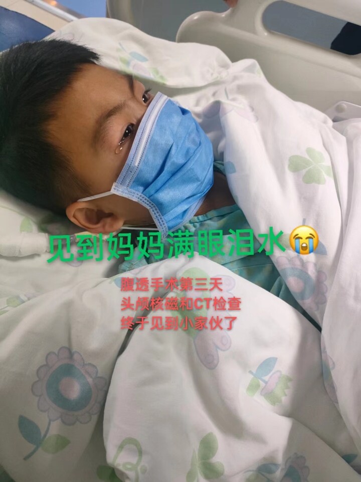 8岁男孩重病因心疼妈妈放弃手术,妈妈患肾衰竭7岁男孩向舅舅借钱