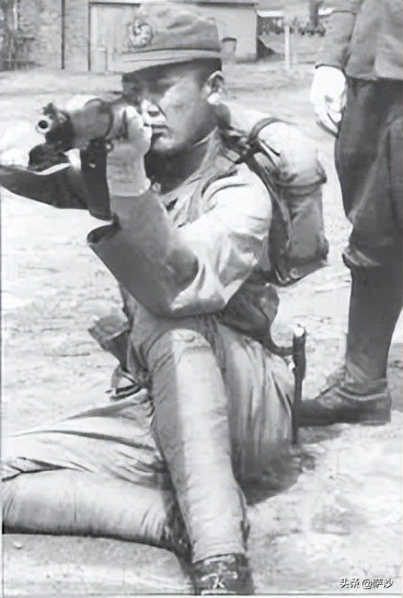 为什么抗日时期国军服装分了颜色,为什么汉奸军服是军阀服装