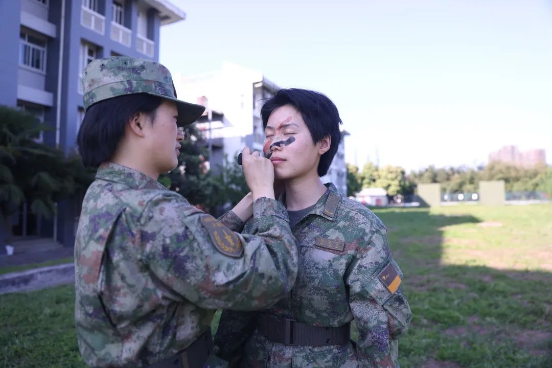 一组镜头，看看夏日军营的别样青春