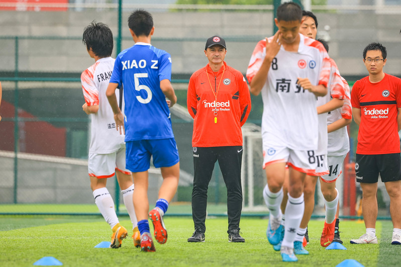 跳海救人的老外,跳海救人的大爷