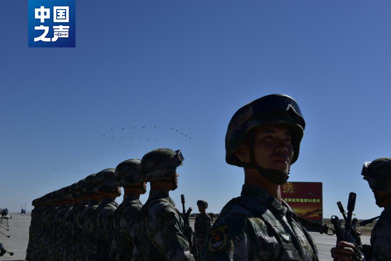 他一身戎装为毕业生唱响《我的祖国》，背后还有这些故事→