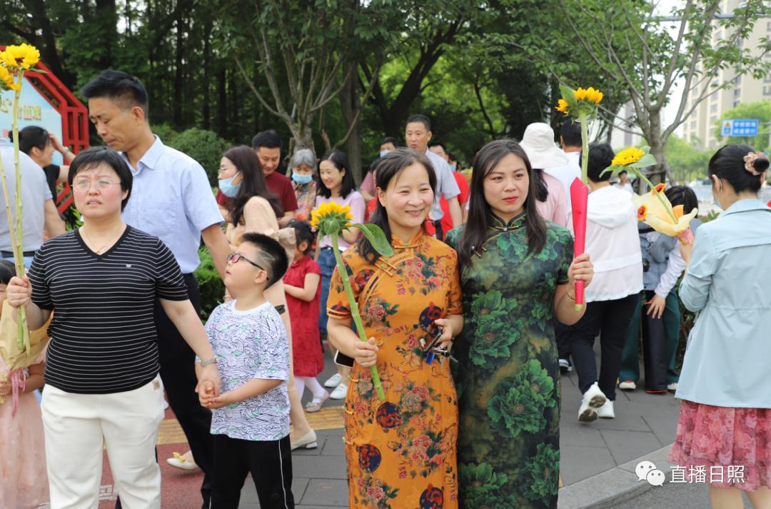 直击2023高考现场暖人瞬间,直击2023高考场外实拍视频