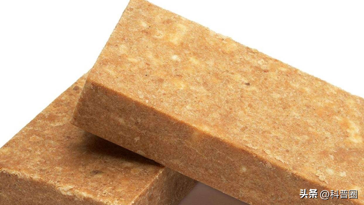 吃一块军用压缩饼干,吃一块军用压缩饼干就能顶一整天