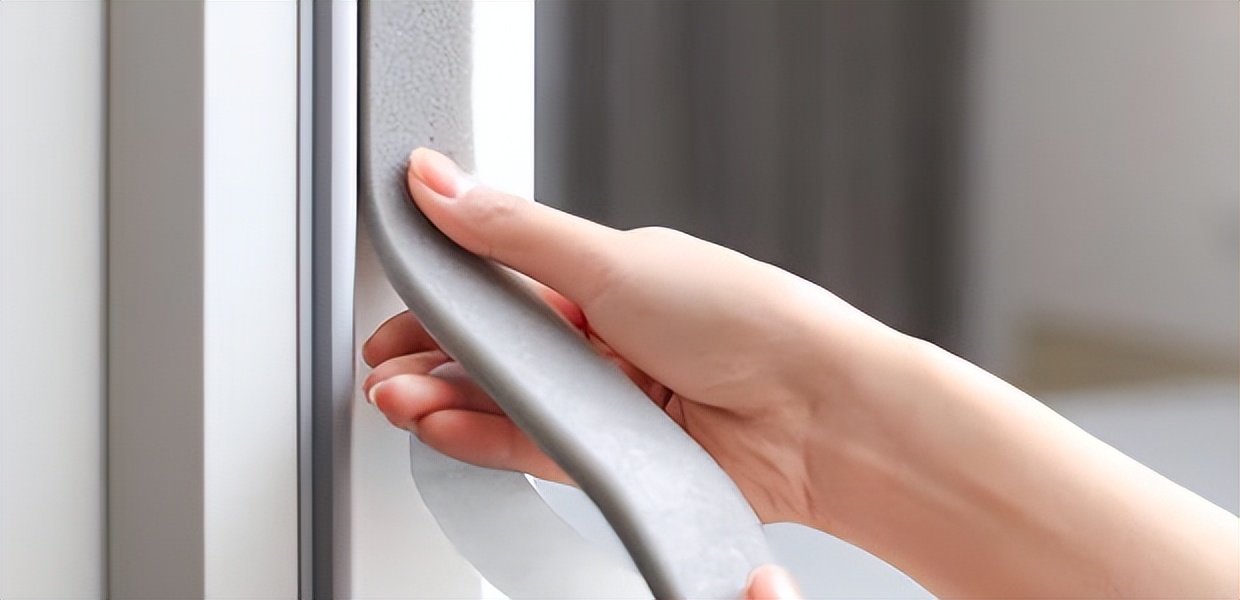 窗户关紧了就有呼呼的风声怎么办,冬天窗户漏风怎么最省钱保暖