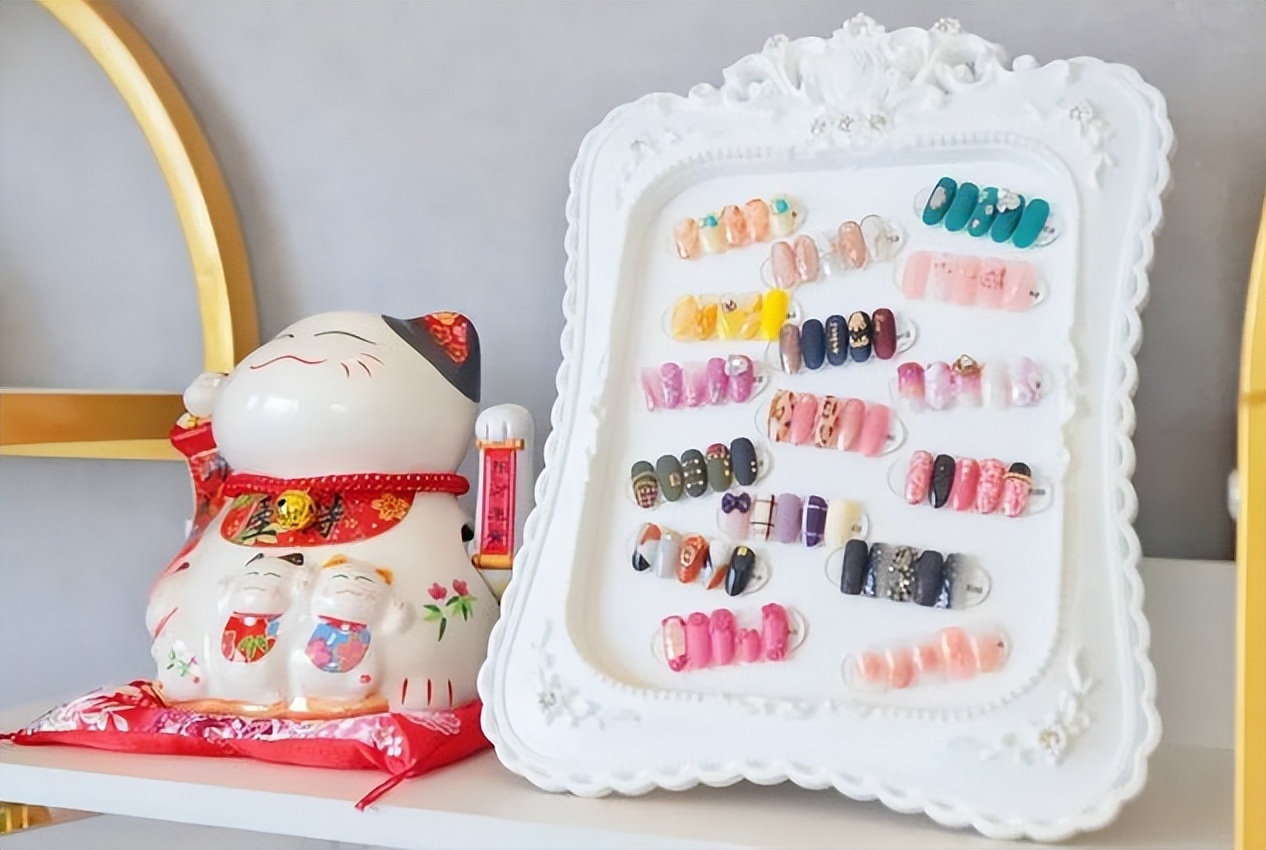 女大学生宿舍美甲月入两万,六名女生在宿舍做美甲月入过万