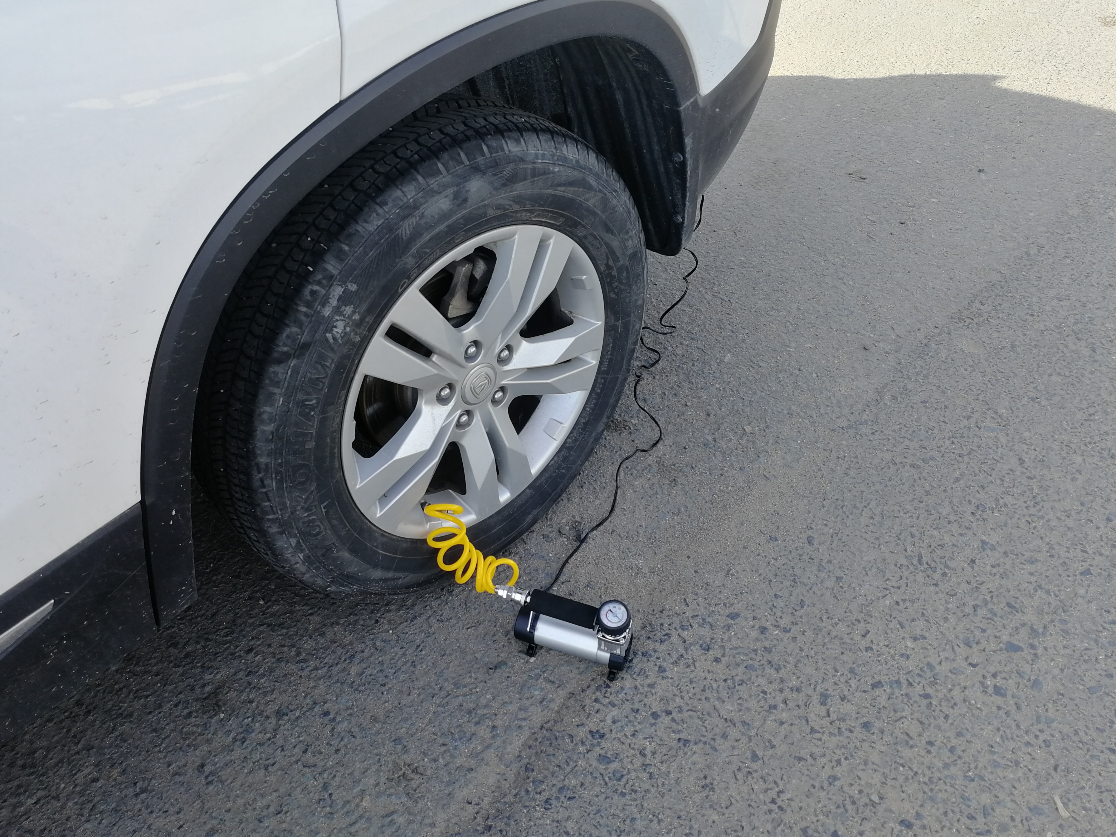 长途自驾前轮胎怎么检查,长途开车前怎么检查轮胎