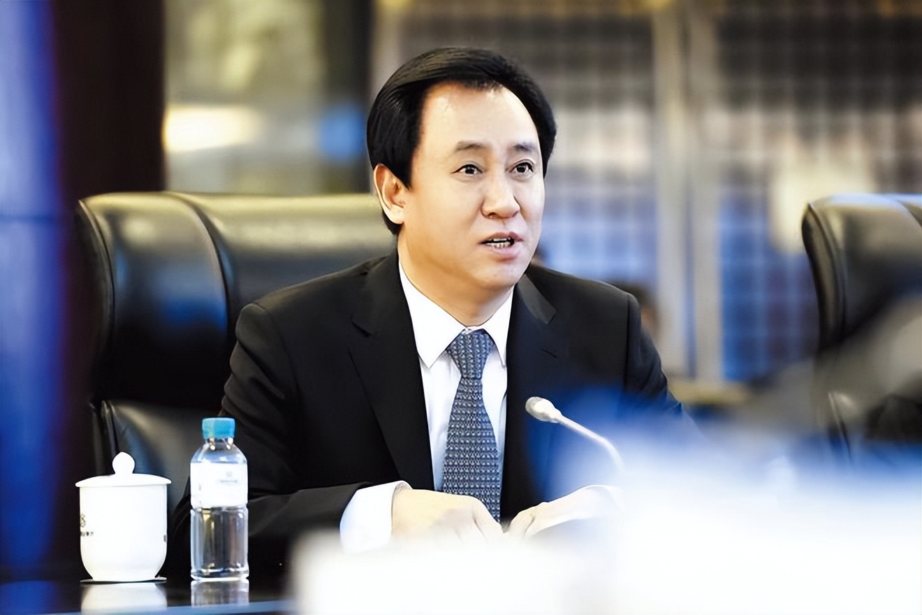 许家印又亏8000亿丝毫不慌,负债两万亿的许家印还能翻身吗