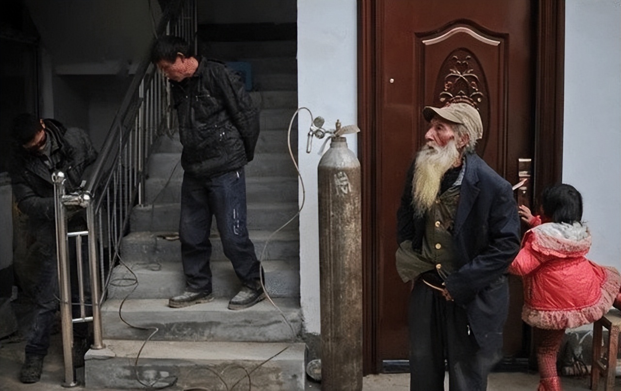 李继胜：87岁的他当“裸模”20年，与24岁女孩同住，子女都不来往