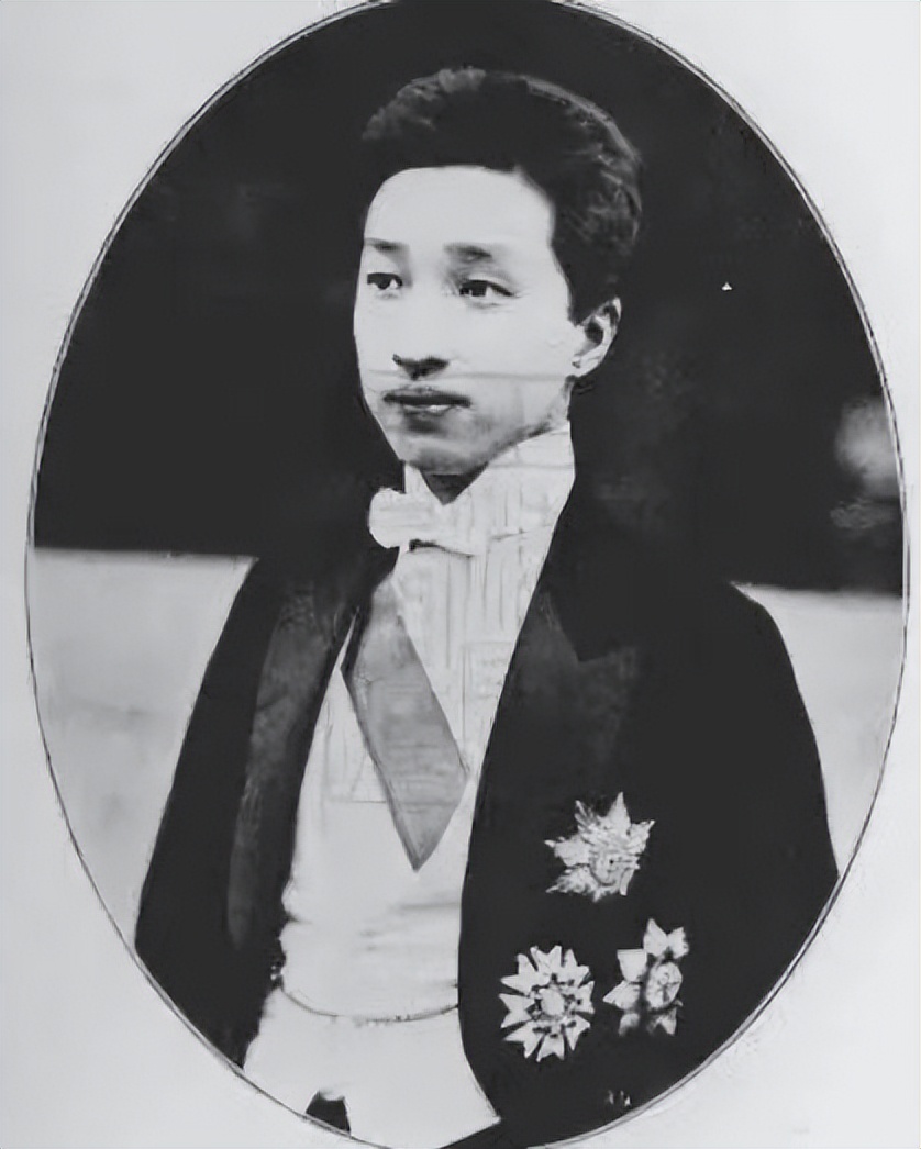 他，中国最“作”富二代，娶11个老婆，晚年却饿死家中，真相如何