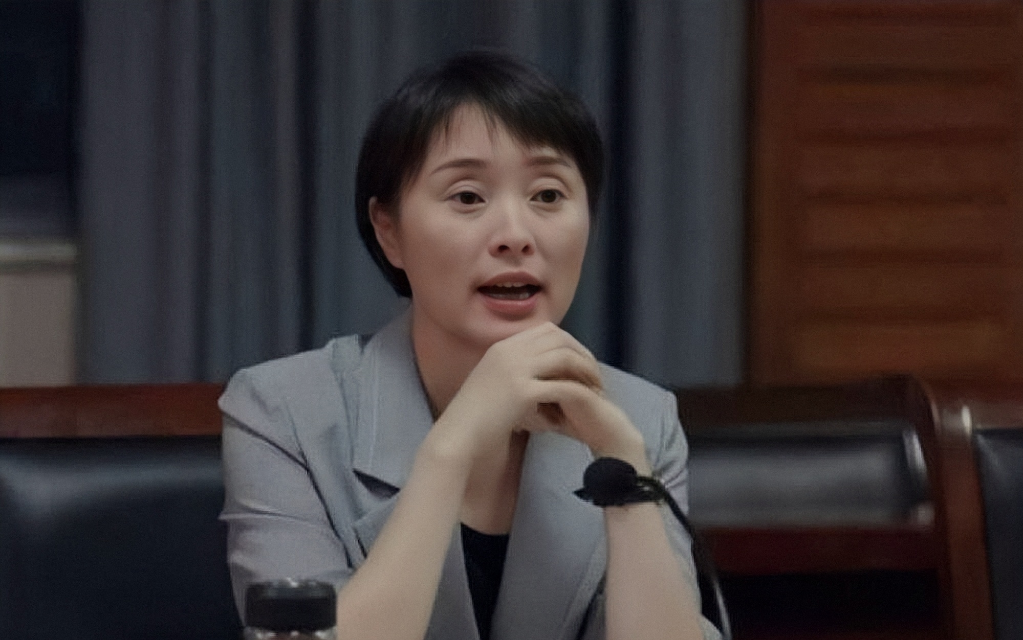 气场不对别硬演“女干部”，2部热播剧5位女演员一比较，差距不小