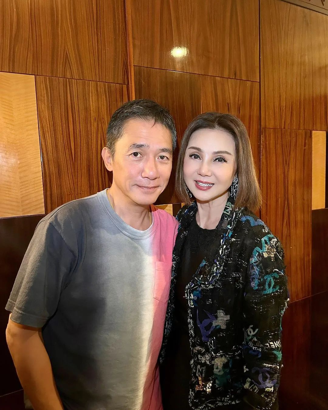 刘嘉玲与梁朝伟恩爱合照穿小香风,刘嘉玲梁朝伟红毯动图