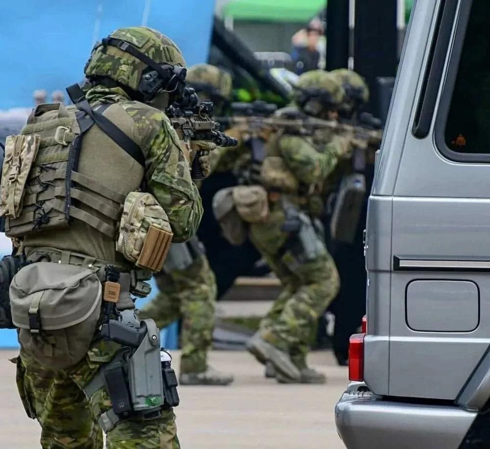 香港飞虎队换装sig556突击步枪,mp5香港飞虎队装备95步枪