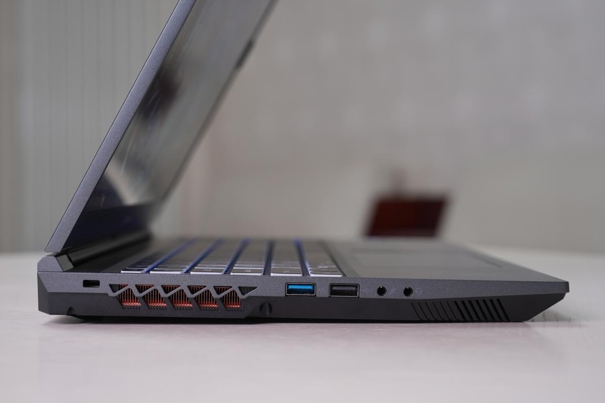 七彩虹将星x15at23新款屏幕素质,七彩虹将星x15at13代测评