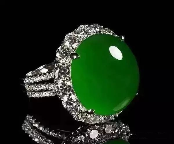 啤酒瓶做帝王绿翡翠,高人拿啤酒瓶做翡翠