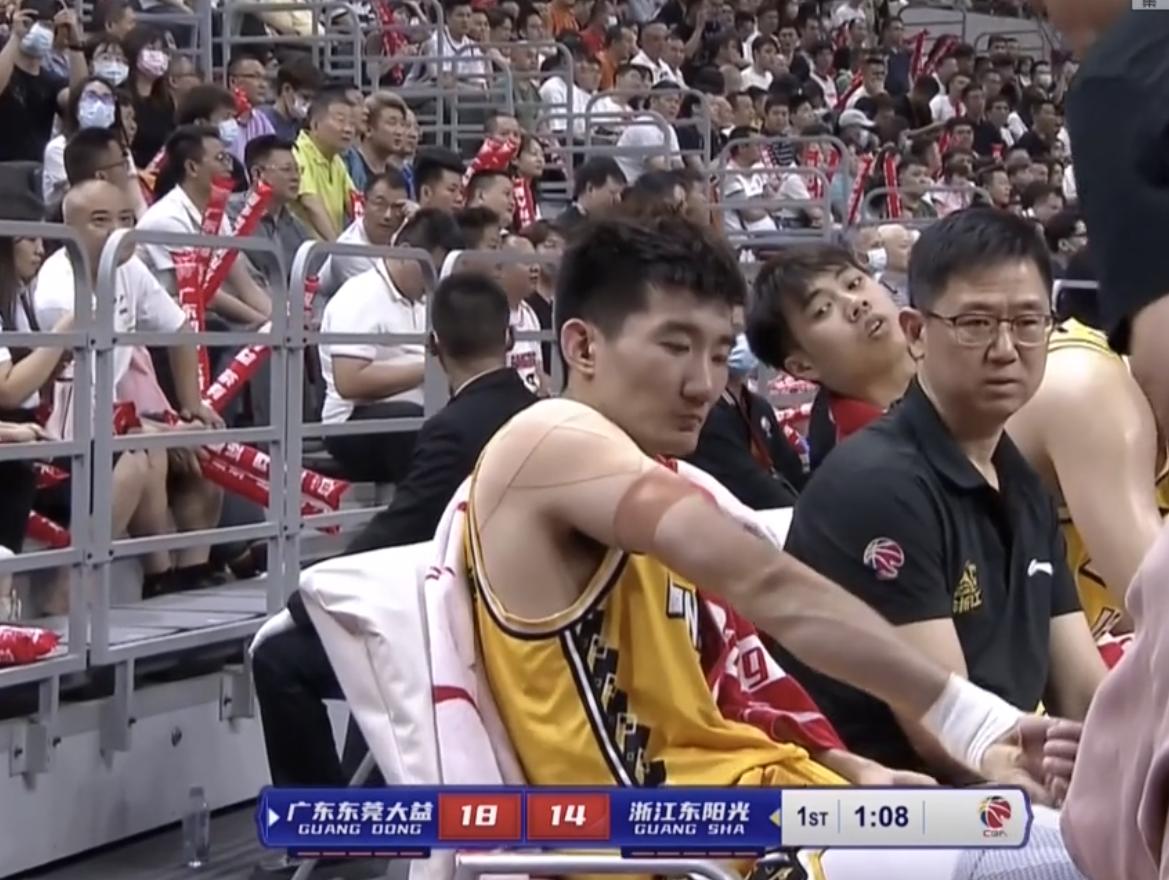 孙铭徽对徐杰做出嘲讽动作,徐杰和孙铭徽抢篮板吹谁犯规了