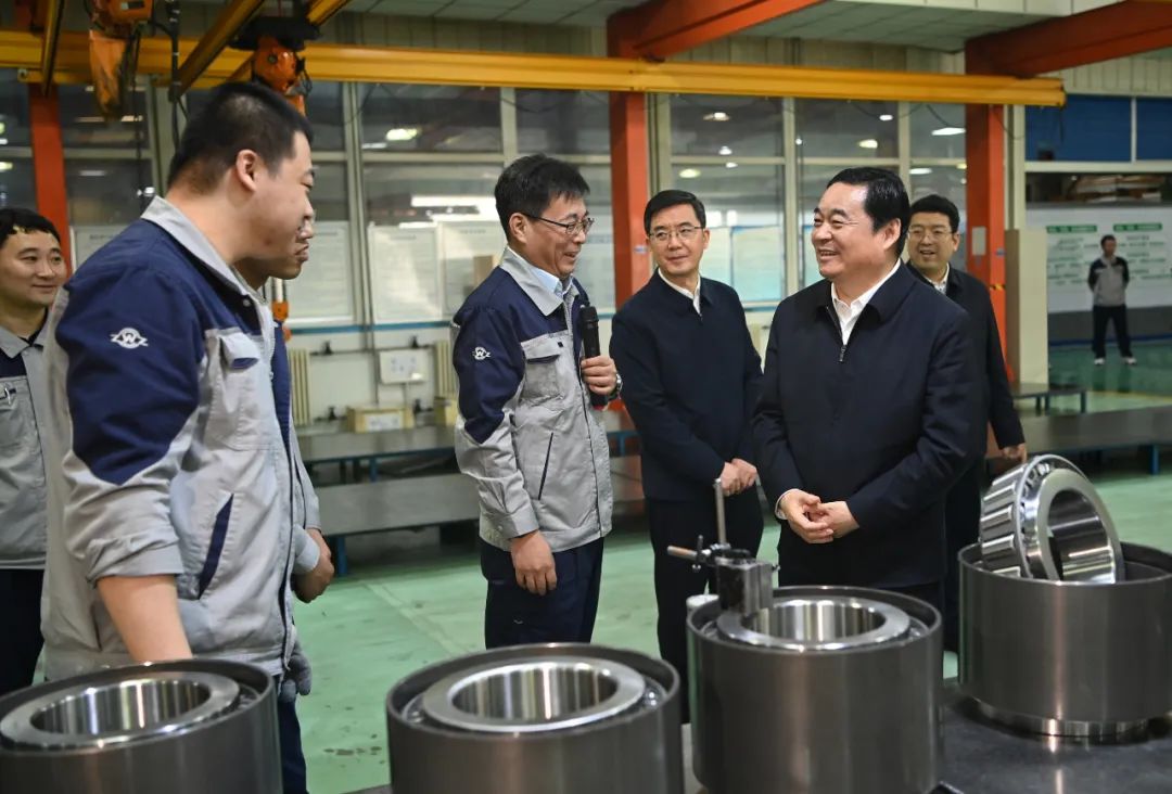 郝鹏在大连调研时强调挑大梁担重任当好全面振兴新突破“跳高队”