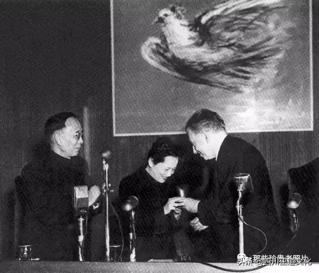 老照片纪念宋庆龄诞辰129周年