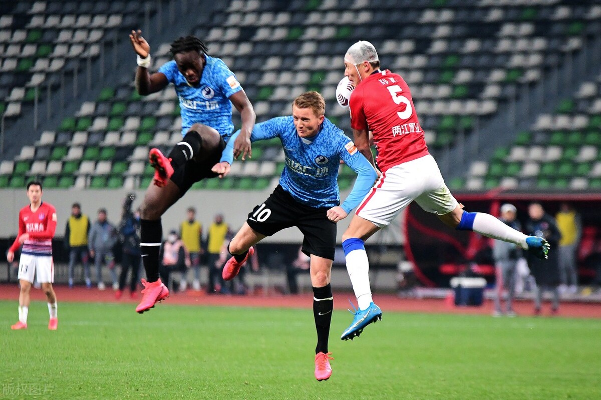 值得尊敬！保级大战上演逆转大戏，重庆队1-0战胜大连人