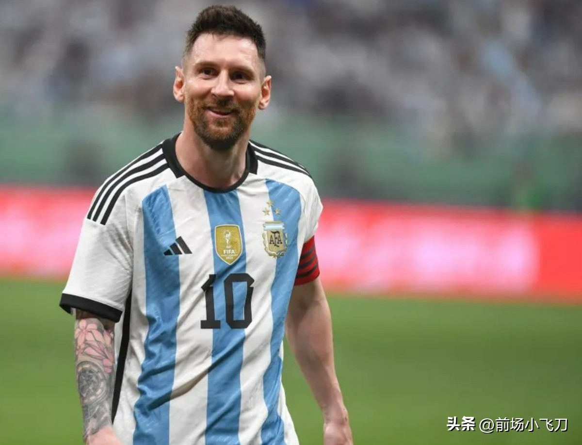 足球比赛球迷涌入球场暴打球员,球迷突破安保冲入球场