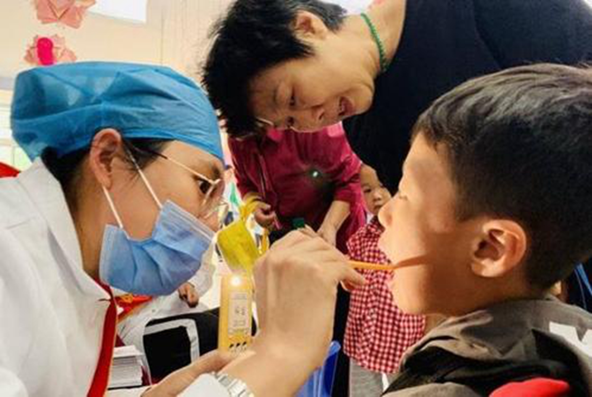 一岁萌娃啃桌子,萌娃啃苹果把牙啃坏了