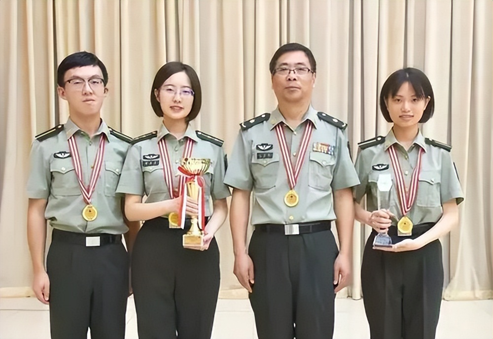 内蒙古六岁天才女孩特招入伍,内蒙6岁女孩入伍