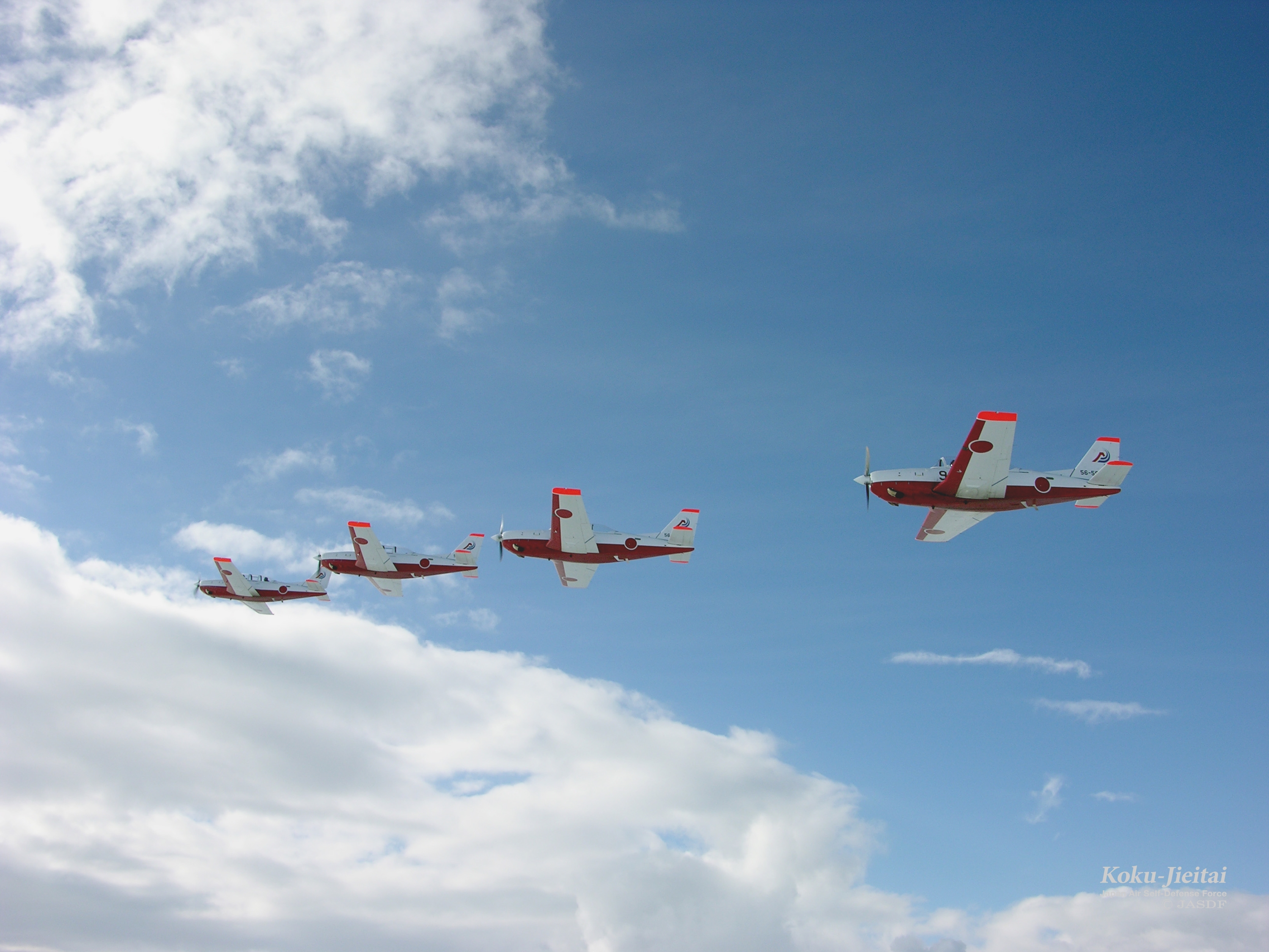 日本列岛的初级和中级训练机“富士T-7”