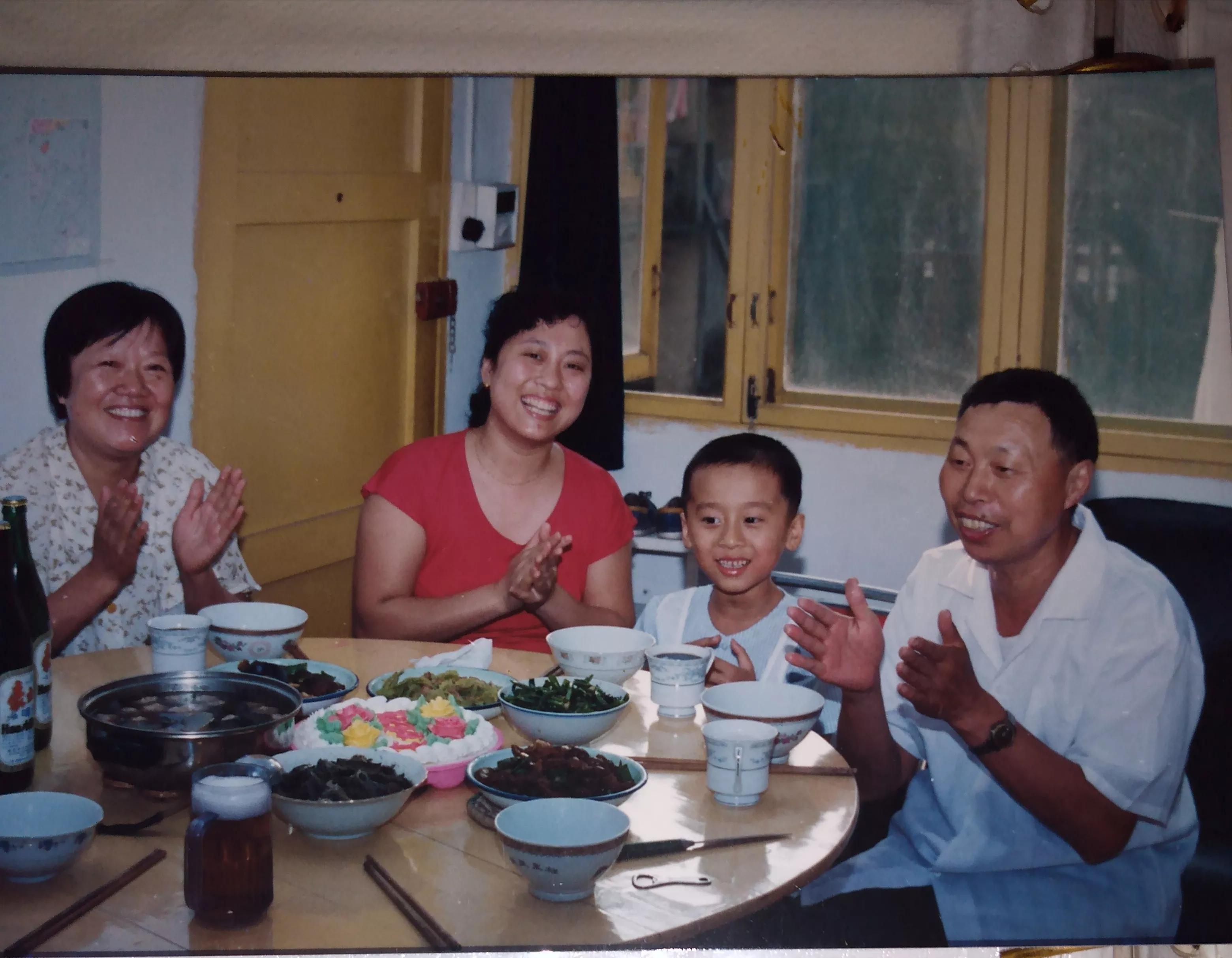 他始终走在山脊上,父亲的胸怀