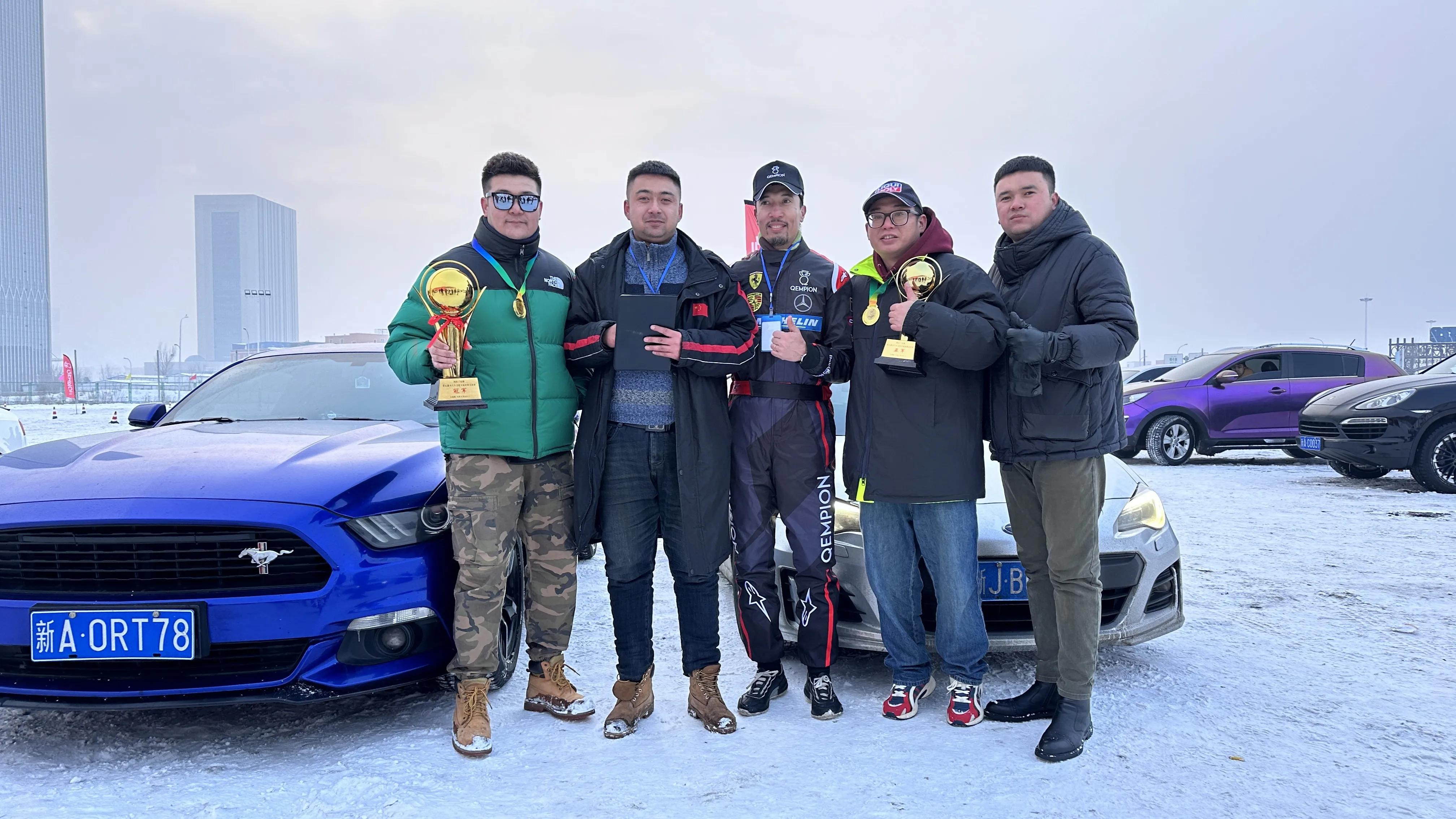 乌鲁木齐1413文化体育产业园汽车冰雪漂移上演“激情与速度”