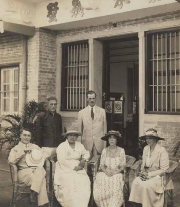 她嫁香港首富十年无子，后主动帮丈夫求娶表妹，丈夫遗言令人落泪