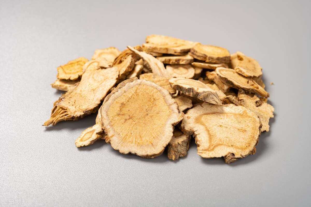 遗精四年，源起相火过旺，肾气亏虚，欲止遗，先止心