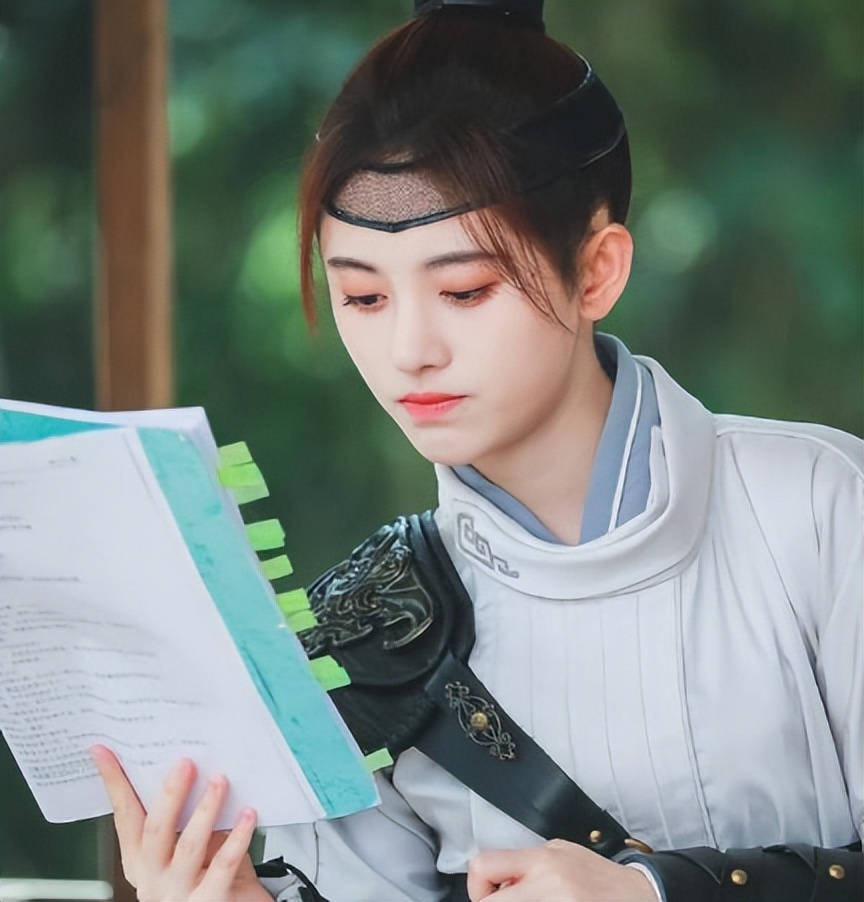 漂亮书生鞠婧祎女扮男装惊艳全场,鞠婧祎女扮男装头发散开看呆众人