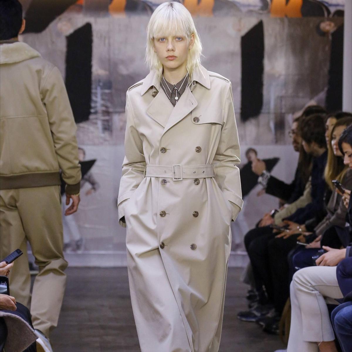 开裆裤，裸胸装，2023年高奢大秀一个比一个奇葩，暴露就是时尚？