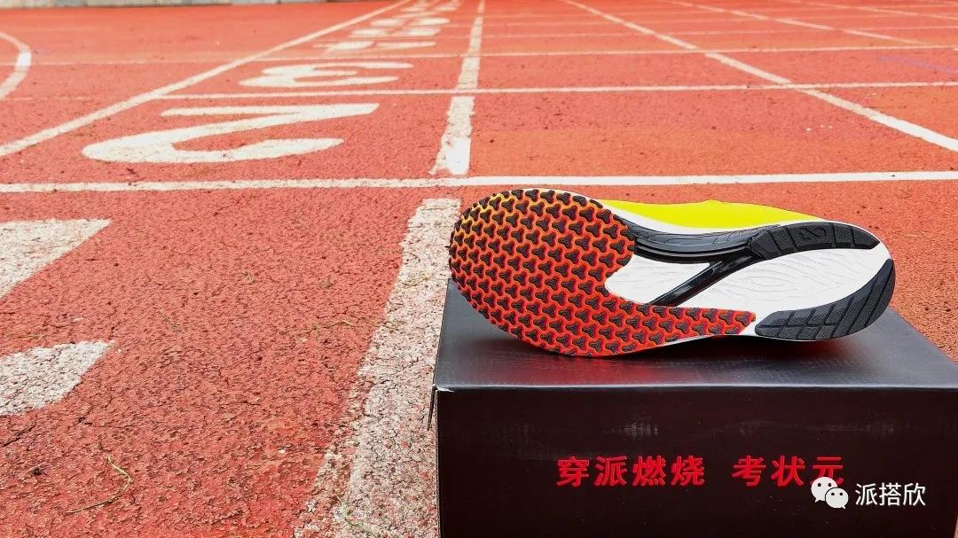 派燃烧有足球鞋吗,派燃烧是名牌鞋么