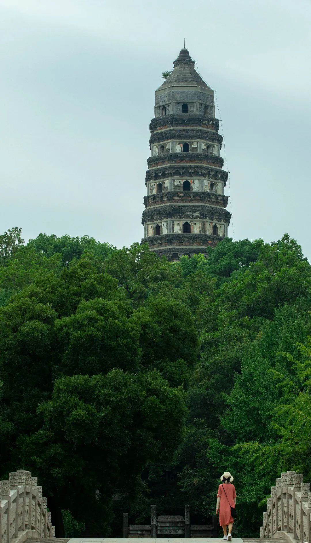 有宝塔的古钱币,古塔记载着历史的痕迹