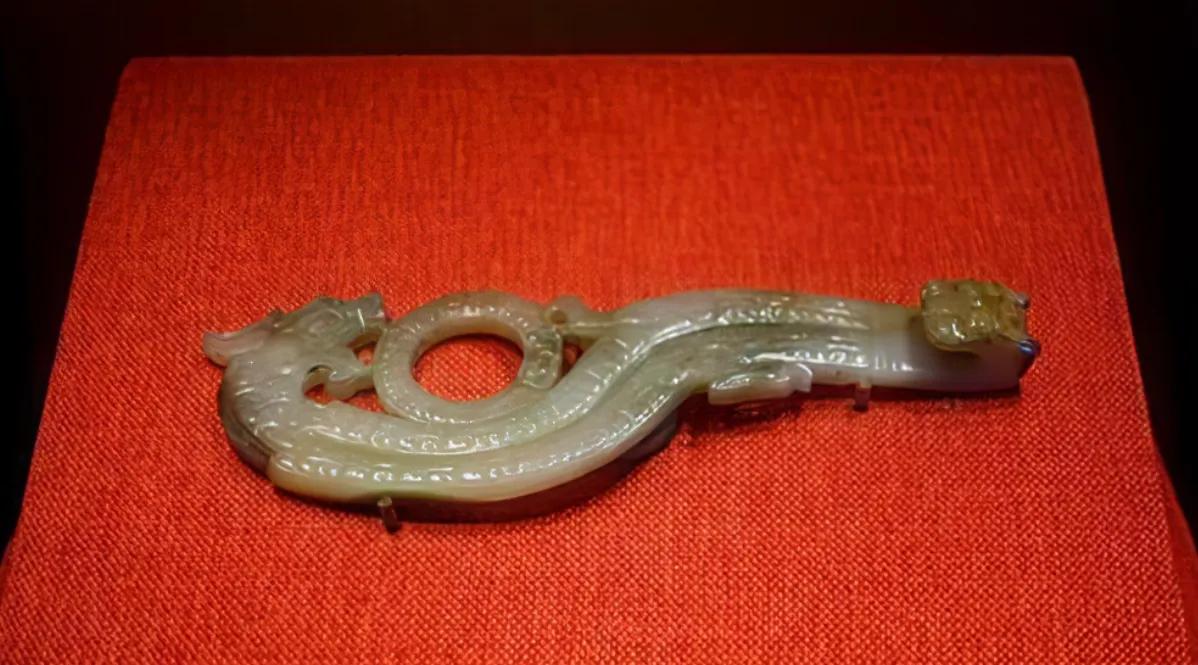 妻子花光存款给丈夫买表,丈夫将表换成一块美玉,结果这玉是国宝