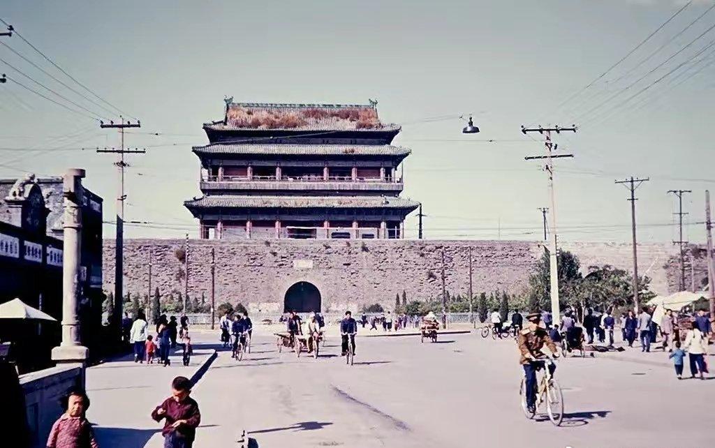 变态的纳粹德国，*光脱**犹太人女人衣服，集体*杀屠**！2