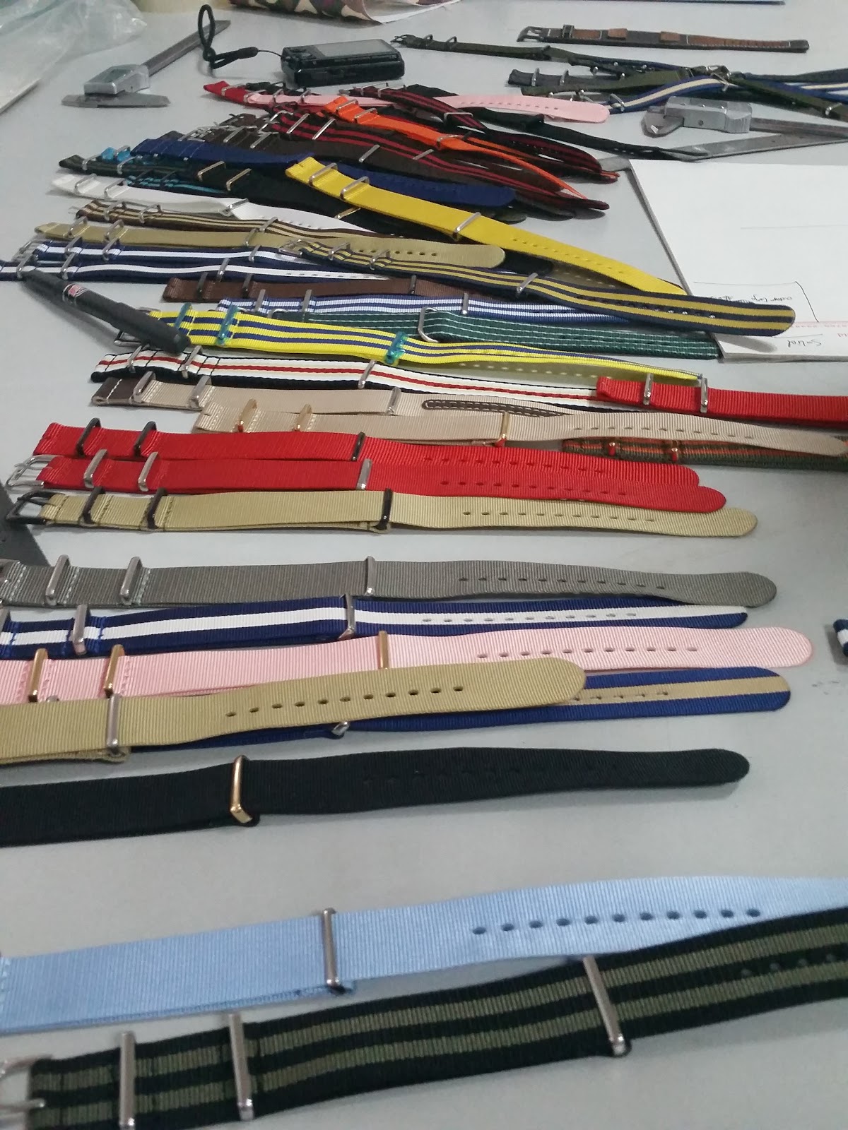 一个卖眼镜的小伙子,一个卖眼镜的小伙