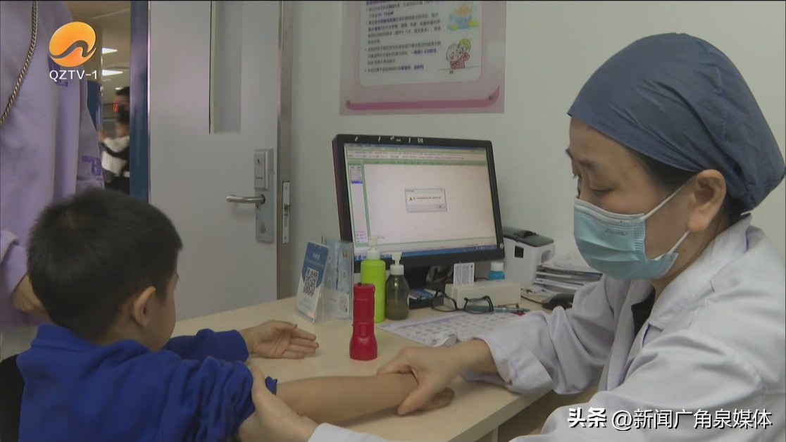 9岁的男孩老是舔嘴唇怎么回事,男童习惯舔嘴唇什么原因