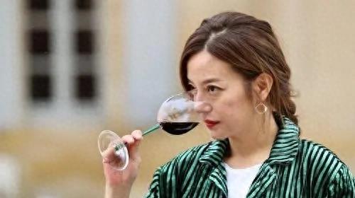 10年前，赵薇用3640万买下法国一个酒庄，每年卖出5万多瓶