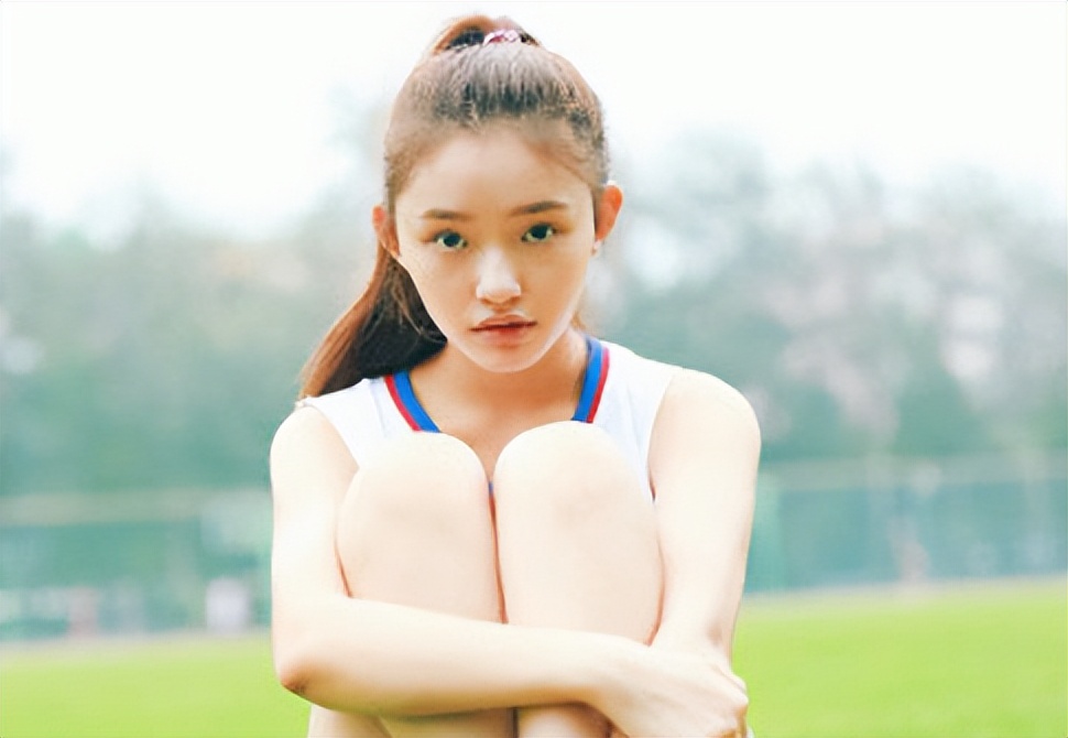 最受宠的“星女郎”：18岁出道爆红，乱认“亲妈”，黑历史无数？