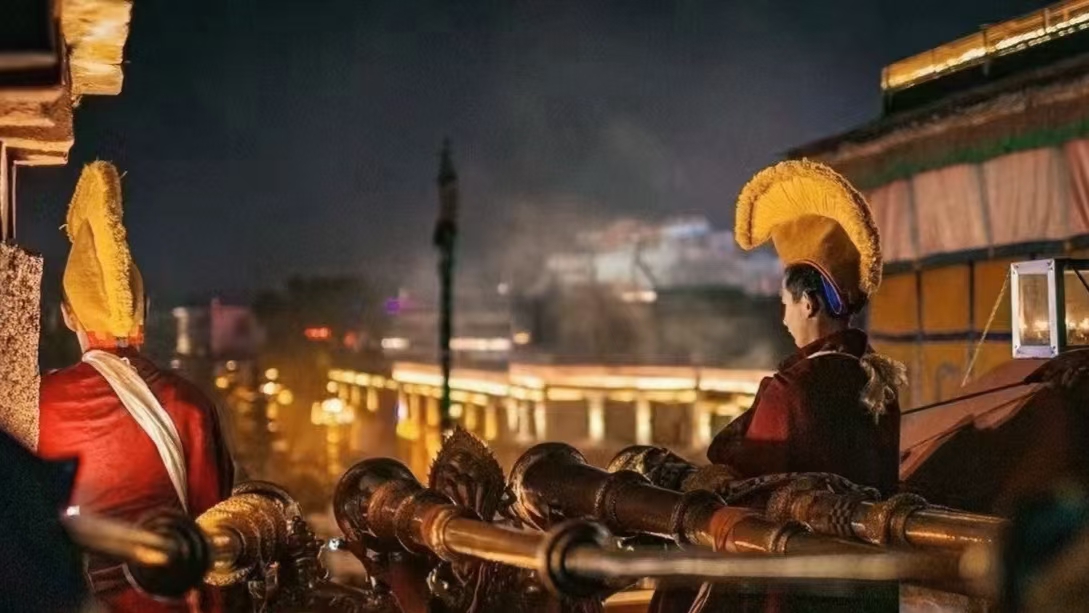 拉萨大昭寺最热闹的街 (拉萨大昭寺夜晚人山人海)