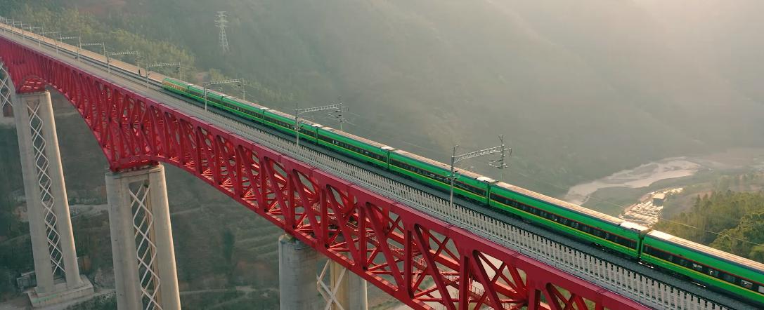 中老铁路第一趟列车抵达万象,中老铁路首趟国际客运列车发车